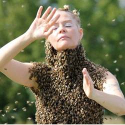 Американка носит на теле 12 тысяч пчел, чтобы исцелять людей