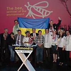 Україна виборола золоту медаль, а також право проводити у 2013 році Всесвітній конгрес бджолярів